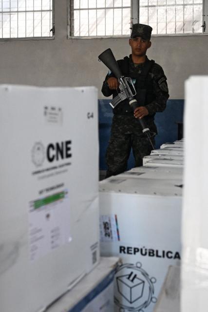 A soldier custodies boxes with electoral material at a polling station in Tegucigalpa, on November 29, 2025, a day before the presidential election. (Photo by MARVIN RECINOS / AFP)