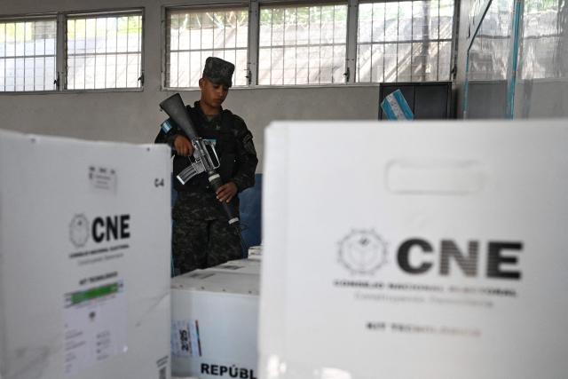 A soldier custodies boxes with electoral material at a polling station in Tegucigalpa, on November 29, 2025, a day before the presidential election. (Photo by MARVIN RECINOS / AFP)