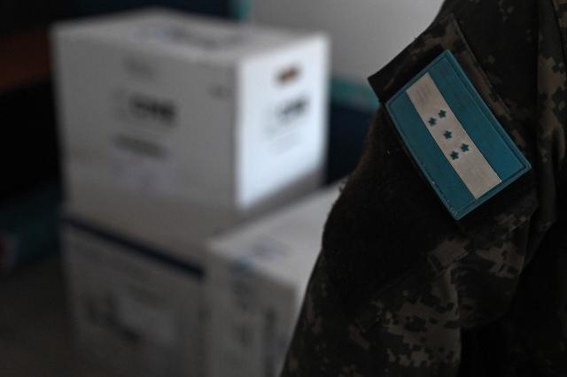 A soldier custodies boxes with electoral material at a polling station in Tegucigalpa, on November 29, 2025, a day before the presidential election. (Photo by MARVIN RECINOS / AFP)