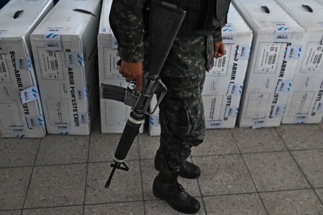 A soldier custodies boxes with electoral material at a polling station in Tegucigalpa, on November 29, 2025, a day before the presidential election. (Photo by MARVIN RECINOS / AFP)