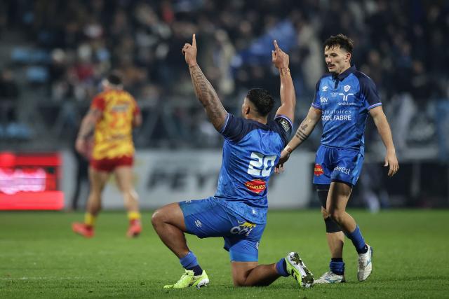 Castres' New Zealand flanker Abraham Papali'I (C) celebrates after winning the French Top 14 rugby union match between Castres Olympique and USA Perpignan at Stade Pierre Fabre in Castres, southern France on November 29, 2025. (Photo by Valentine CHAPUIS / AFP)