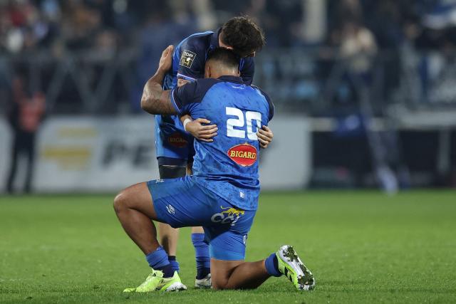 Castres' New Zealand flanker Abraham Papali'I (R) and Castres' French fly-half Pierre Popelin (L) celebrate after winning the French Top 14 rugby union match between Castres Olympique and USA Perpignan at Stade Pierre Fabre in Castres, southern France on November 29, 2025. (Photo by Valentine CHAPUIS / AFP)