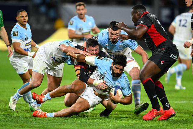 Bayonne's Argentine flanker Rodrigo Bruni (down) is tackled during the French Top14 rugby union match between Aviron Bayonnais (Bayonne) and Lyon Olympique Universitaire Rugby at Stade Jean Dauger in Bayonne, south-western France on November 29, 2025. (Photo by Gaizka IROZ / AFP)