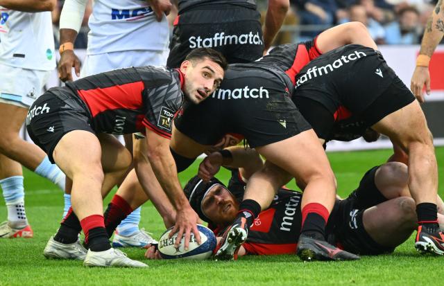Lyon's French scrum-half Baptiste Couilloud (L) prepares to clear the ball from a ruck during the French Top14 rugby union match between Aviron Bayonnais (Bayonne) and Lyon Olympique Universitaire Rugby at Stade Jean Dauger in Bayonne, south-western France on November 29, 2025. (Photo by Gaizka IROZ / AFP)