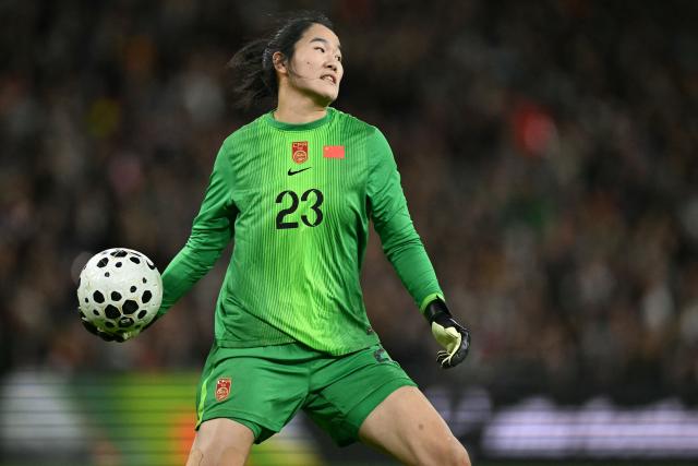 China's goalkeeper #23 Pan Hongyan throws out the ball to a teammates during the women's International football friendly match between England and China at Wembley Stadium in London on November 29, 2025. (Photo by JUSTIN TALLIS / AFP)