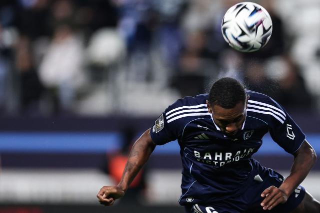Paris FC's Brazilian defender #06 Otavio heads the ball during the French L1 football match between Paris FC and AJ Auxerre at the Stade Jean-Bouin stadium, in Paris, on November 29, 2025. (Photo by FRANCK FIFE / AFP)
