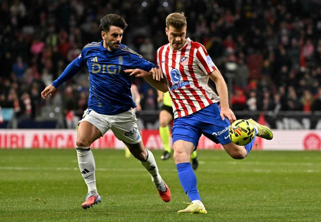 Atletico Madrid's Norwegian forward #09 Alexander Sorloth fights for the ball with Real Oviedo's Spanish defender #04 David Costas during the Spanish League football match between Club Atletico de Madrid and Real Oviedo at Metropolitano Stadium in Madrid on November 29, 2025. (Photo by Javier SORIANO / AFP)