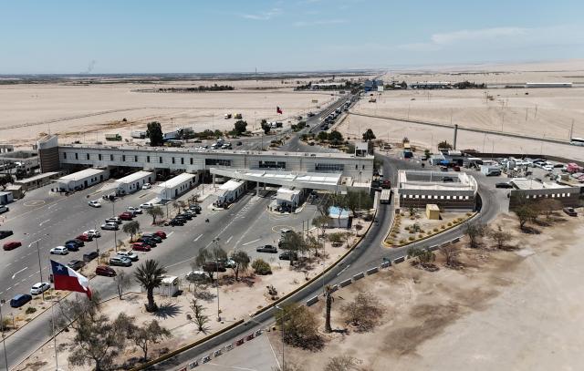 Aerial view showing the Cachalluta border crossing with Peru, about 25 km north of Arica, Chile, on November 29, 2025. Dozens of migrants seeking to leave Chile were stranded at the border with Peru, authorities said on Friday, amid fears sparked by far-right Chilean presidential candidate Jose Antonio Kast’s threat to expel undocumented migrants. (Photo by RODRIGO ARANGUA / AFP)
