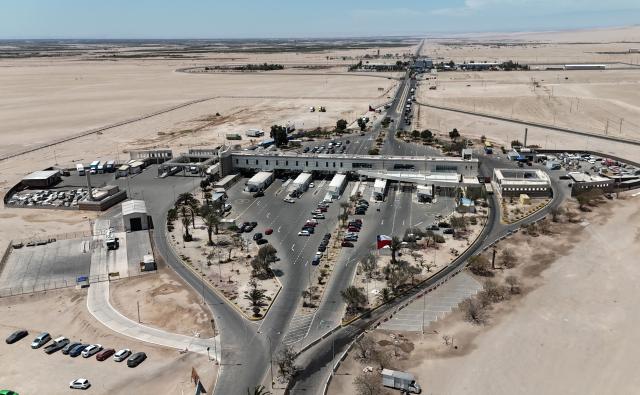 Aerial view showing the Cachalluta border crossing with Peru, about 25 km north of Arica, Chile, on November 29, 2025. Dozens of migrants seeking to leave Chile were stranded at the border with Peru, authorities said on Friday, amid fears sparked by far-right Chilean presidential candidate Jose Antonio Kast’s threat to expel undocumented migrants. (Photo by RODRIGO ARANGUA / AFP)