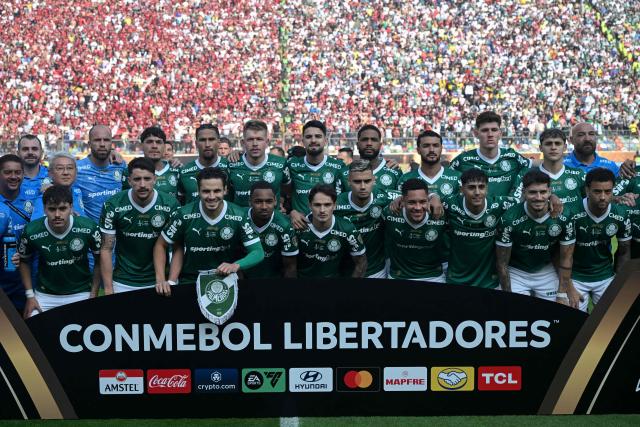 Palmeiras team pose for a team photo ahead of the all Brazilian Copa Libertadores final football match between Palmeiras and Flamengo at Monumental 'U' Marathon stadium in Lima on November 29, 2025. (Photo by ERNESTO BENAVIDES / AFP)