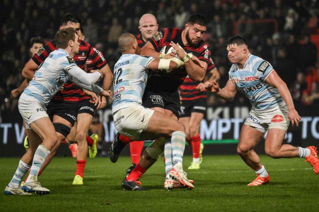 Toulouse's French lock Emmanuel Meafou (C) is tackled by Racing 92' French center Gael Fickou during the French Top14 rugby union match between Stade Toulousain Rugby (Toulouse) and Racing 92 at the Ernest-Wallon stadium in Toulouse, south-western France on November 29, 2025. (Photo by Ed JONES / AFP)