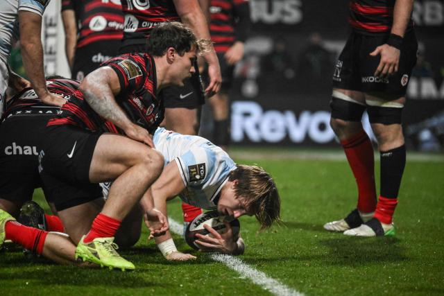 Racing 92' French winger Wilfried Hulleu (C) gets back on his feet after scoring a try during the French Top14 rugby union match between Stade Toulousain Rugby (Toulouse) and Racing 92 at the Ernest-Wallon stadium in Toulouse, south-western France on November 29, 2025. (Photo by Ed JONES / AFP)