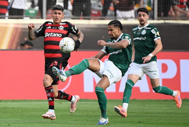 Palmeiras' defender #26 Murilo controls the ball past Flamengo's Colombian midfielder #15 Jorge Carrascal during the all Brazilian Copa Libertadores final football match between Palmeiras and Flamengo at Monumental 'U' Marathon stadium in Lima on November 29, 2025. (Photo by Luis ACOSTA / AFP)