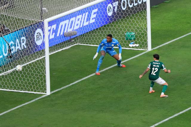 Palmeiras' goalkeeper #01 Carlos Miguel concedes Flamengo's defender #13 Danilo's first goal during the all Brazilian Copa Libertadores final football match between Palmeiras and Flamengo at Monumental 'U' Marathon stadium in Lima on November 29, 2025. (Photo by Connie FRANCE / AFP)