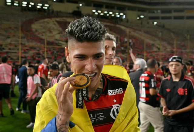 Flamengo's Colombian midfielder #15 Jorge Carrascal bites his medal after winning the all Brazilian Copa Libertadores final football match between Palmeiras and Flamengo at Monumental 'U' Marathon stadium in Lima on November 29, 2025. (Photo by Luis ACOSTA / AFP)