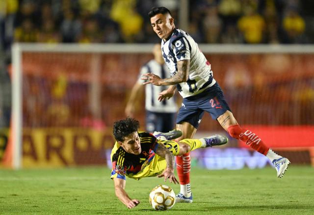 Monterrey's defender #21 Luis Reyes and America's US forward #10 Alejandro Zendejas fight for the ball during the Liga MX Apertura quarter-final second leg football match between America and Monterrey at Ciudad de los Deportes Stadium in Mexico City on November 29, 2025. (Photo by YURI CORTEZ / AFP)