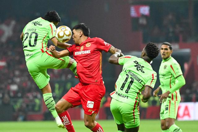 Juarez's forward #20 Jairo Torres, Toluca's Argentine midfielder #08 Nicolas Castro, Juarez's Panamanian midfielder #11 Jose Rodriguez fight for the ball during the Liga MX Apertura quarter-final second leg football match between Toluca and Juarez, at Nemesio Diez stadium in Toluca de Lerdo, state of Mexico, Mexico on November 29, 2025. (Photo by Mario Vazquez / AFP)