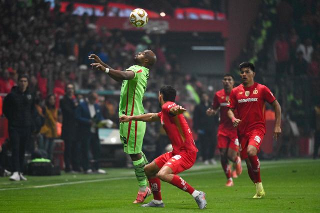Juarez's Colombian  forward #19 Oscar Estupinan (L) jumps to head the ball past Toluca's Uruguayan defender #06 Andres Pereira during the Liga MX Apertura quarter-final second leg football match between Toluca and Juarez, at Nemesio Diez stadium in Toluca de Lerdo, state of Mexico, Mexico on November 29, 2025. (Photo by Mario Vazquez / AFP)