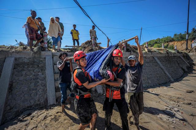 Rescue personnel evacuate a sick villager to be taken to the nearest hospital in Bireuen, Aceh province on November 29, 2025, following flash floods and landslides in northern Sumatra. The death toll from floods that hit Indonesia this week has risen to more than 300 people, according to figures from the disaster agency on November 29. (Photo by AMANDA JUFRIAN / AFP)
