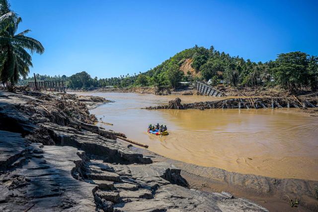 Rescue personnel evacuate a sick villager on a raft to be taken to the nearest hospital in Bireuen, Aceh province on November 29, 2025, following flash floods and landslides in northern Sumatra. The death toll from floods that hit Indonesia this week has risen to more than 300 people, according to figures from the disaster agency on November 29. (Photo by AMANDA JUFRIAN / AFP)