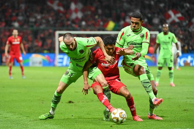 (L-R) Juarez's defender #04 Alejandro Mayorga, Toluca's forward #07 Juan Dominguez and Juarez's midfielder #18 Diego Martinez fight for the ball during the Liga MX Apertura quarter-final second leg football match between Toluca and Juarez, at Nemesio Diez stadium in Toluca de Lerdo, state of Mexico, Mexico on November 29, 2025. (Photo by Mario Vazquez / AFP)