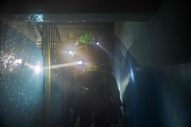 Firefighters prepare to douse a residential building set ablaze following a Russian drone attack on the city of Vyshhorod, in the Kyiv region early on November 30, 2025, amid the Russian invasion of Ukraine. A Russian drone attack has killed one person and wounded 11 on the outskirts of the Ukrainian capital, the regional governor said on November 30. (Photo by Roman PILIPEY / AFP)