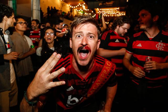 TOPSHOT - Flamengo's fans celebrate after winning the all Brazilian Copa Libertadores final football match between Palmeiras and Flamengo in the Miraflores District in Lima on November 29, 2025. (Photo by Renato PAJUELO / AFP)