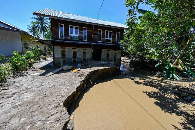 A general view shows a damaged house in a flooded area in Meureudu, Pidie Jaya district in Indonesia's Aceh province on November 30, 2025. The death toll from floods that hit Indonesia this week has risen to more than 300 people, according to figures from the disaster agency on November 29. (Photo by CHAIDEER MAHYUDDIN / AFP)