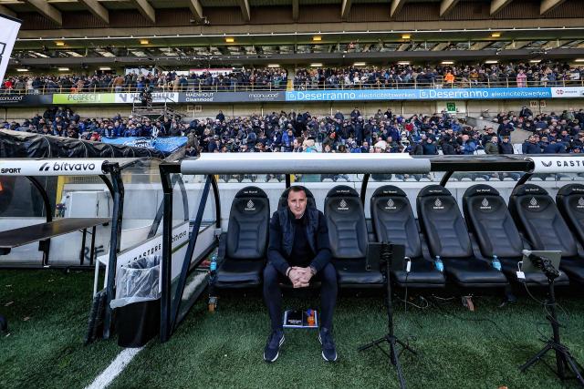 Club Brugge's Belgian head coach Nicky Hayen sits on the bench during the Belgian "Pro League" First Division football match between Club Brugge KV and Antwerp at the Jan Breydel Stadium in Bruges on November 30, 2025. (Photo by BRUNO FAHY / BELGA / AFP) / Belgium OUT