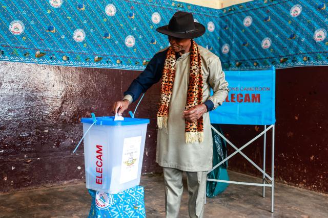 A voter casts his ballot at the Charles Atangana Technical High School polling station, in Yaounde on November 30, 2025, during Cameroon's regional council elections. Les йlections rйgionales au Cameroun se sont ouvertes dimanche dans le calme, un scrutin indirect boycottй par le principal parti d'opposition et dominй par celui du prйsident Paul Biya, dont la rййlection en octobre avait йtй suivie de manifestations violemment rйprimйes.
Les conseillers municipaux et les chefs traditionnels votent depuis 8h locales, ont constatй des journalistes de l'AFP, pour renouveler les dix conseils rйgionaux du pays.
Environ 10.000 grands йlecteurs – dont plus de 9.000 issus du Rassemblement dйmocratique du peuple camerounais (RDPC) du prйsident – doivent йlire 900 conseillers rйgionaux, soit 90 par rйgion : 70 dйlйguйs issus des partis politiques et 20 reprйsentants des chefferies traditionnelles. (Photo by Daniel BELOUMOU OLOMO / AFP)