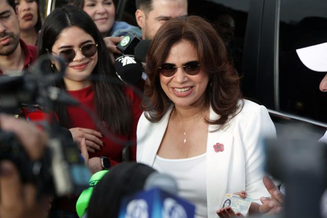 Honduras Presidential candidate for the ruling Libertad y Refundacion (LIBRE) party Rixi Moncada arrives to cast her vote at a polling station in Tegucigalpa on November 30, 2025. Hondurans began voting for president on Sunday amid threats by US President Donald Trump to cut aid to the country if his preferred candidate loses. (Photo by Lucas AGUAYO / AFP)