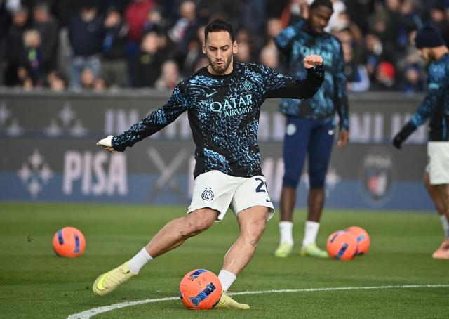 Inter Milan's Turkish midfielder #20 Hakan Calhanoglu warms up ahead of the Italian Serie A football match between Pisa and Inter Milan at the Garibaldi Romeo Anconetani Arena in Pisa on November 30, 2025. (Photo by Isabella BONOTTO / AFP)