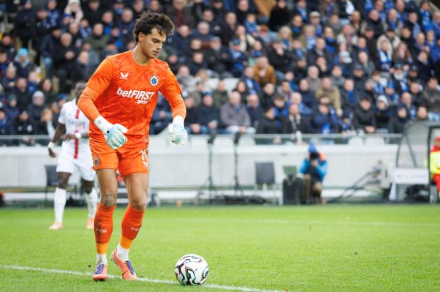 Club Brugge's Dutch goalkeeper #16 Dani van den Heuvel controls the ball during the Belgian "Pro League" First Division football match between Club Brugge KV and Antwerp at the Jan Breydel Stadium in Bruges on November 30, 2025. (Photo by KURT DESPLENTER / BELGA / AFP) / Belgium OUT