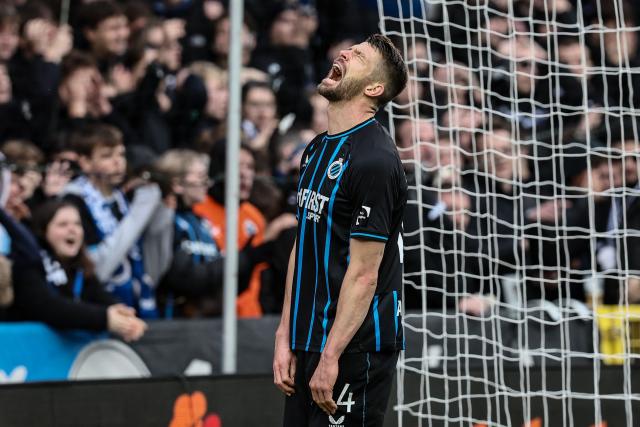 Club Brugge's Belgian defender #44 Brandon Mechele reacts during the Belgian "Pro League" First Division football match between Club Brugge KV and Antwerp at the Jan Breydel Stadium in Bruges on November 30, 2025. (Photo by BRUNO FAHY / BELGA / AFP) / Belgium OUT