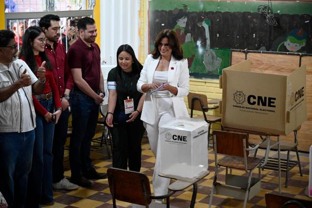Honduran presidential candidate for the ruling Libertad y Refundacion (LIBRE) party Rixi Moncada casts her vote at a polling station in Tegucigalpa on November 30, 2025. Hondurans began voting for president on Sunday amid threats by US President Donald Trump to cut aid to the country if his preferred candidate loses. (Photo by Orlando SIERRA / AFP)