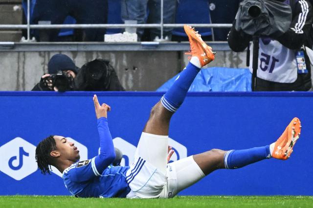 Strasbourg’s British forward #27 Samuel Amo-Ameyaw celebrates his team’s first goal during the French L1 football match between RC Strasbourg Alsace and Stade Brestois 29 (Brest) at the Stade de la Meinau in Strasbourg, eastern France, on November 30, 2025. (Photo by SEBASTIEN BOZON / AFP)