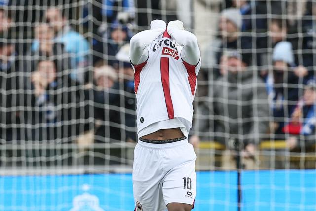 Antwerp's Dutch midfielder Isaac Babadi reacts during the Belgian "Pro League" First Division football match between Club Brugge KV and Antwerp at the Jan Breydel Stadium in Bruges on November 30, 2025. (Photo by BRUNO FAHY / BELGA / AFP) / Belgium OUT