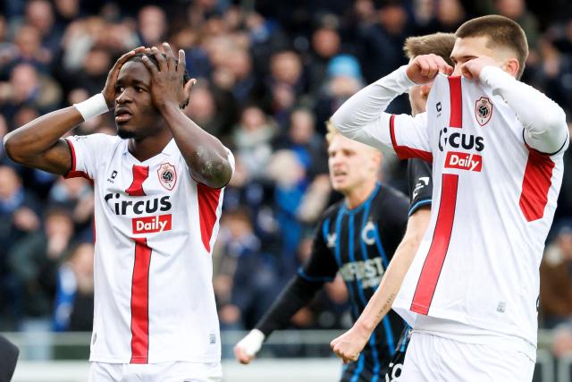 Antwerp's Ivorian midfielder #22 Farouck Adekami (L) reacts during the Belgian "Pro League" First Division football match between Club Brugge KV and Antwerp at the Jan Breydel Stadium in Bruges on November 30, 2025. (Photo by KURT DESPLENTER / BELGA / AFP) / Belgium OUT