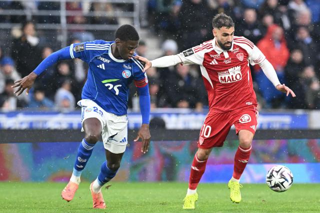 Brest’s French forward #10 Romain Del Castillo (R) fights for the ball with Strasbourg’s French defender #23 Mamadou Sarr during the French L1 football match between RC Strasbourg Alsace and Stade Brestois 29 (Brest) at the Stade de la Meinau in Strasbourg, eastern France, on November 30, 2025. (Photo by SEBASTIEN BOZON / AFP)