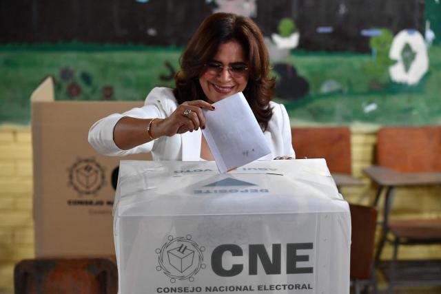 Honduran presidential candidate for the ruling Libertad y Refundacion (LIBRE) party Rixi Moncada casts her vote at a polling station in Tegucigalpa on November 30, 2025. Hondurans began voting for president on Sunday amid threats by US President Donald Trump to cut aid to the country if his preferred candidate loses. (Photo by Orlando SIERRA / AFP)