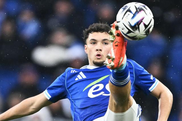 Strasbourg’s French midfielder #29 Samir El Mourabet (R) controls the ball during the French L1 football match between RC Strasbourg Alsace and Stade Brestois 29 (Brest) at the Stade de la Meinau in Strasbourg, eastern France, on November 30, 2025. (Photo by SEBASTIEN BOZON / AFP)