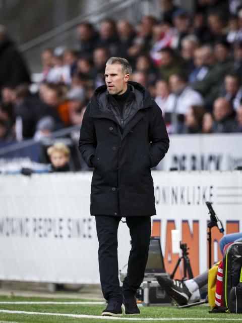 Feyenoord's Dutch headcoach Robin van Persie looks on during the Dutch Eredivisie football match between Telstar and Feyenoord at the BUKO Stadium  in Velsen, on November 30, 2025. (Photo by Bart STOUTJESDIJK / ANP / AFP) / Netherlands OUT