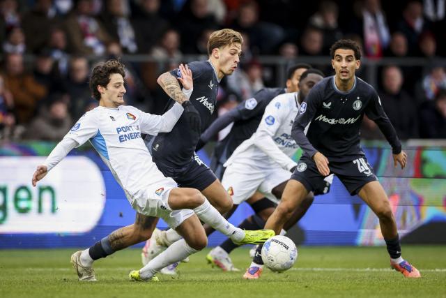 SC Telstar's Dutch midfielder #17 Nils Rossen (L) fights for the ball with Feyenoord's Dutch midfielder #40 Luciano Valente during the Dutch Eredivisie football match between Telstar and Feyenoord at the BUKO Stadium  in Velsen, on November 30, 2025. (Photo by Bart STOUTJESDIJK / ANP / AFP) / Netherlands OUT