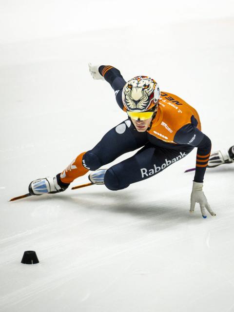 Dutch skater Jens van't Wout competes in the 1000-meter quarterfinals at the ISU World Tour short track speed skating competition in Dordrecht in November 30, 2025. The competition is a qualifying tournament the Olympic Winter Games Milano Cortina 2026. (Photo by Iris van den Broek / ANP / AFP) / Netherlands OUT