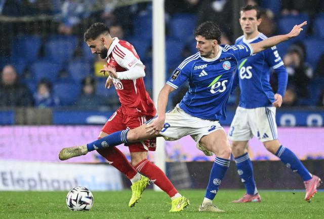 Brest’s French forward #10 Romain Del Castillo (L) fights for the ball with Strasbourg’s Argentine forward #09 Joaquin Panichelli (C) during the French L1 football match between RC Strasbourg Alsace and Stade Brestois 29 (Brest) at the Stade de la Meinau in Strasbourg, eastern France, on November 30, 2025. (Photo by SEBASTIEN BOZON / AFP)
