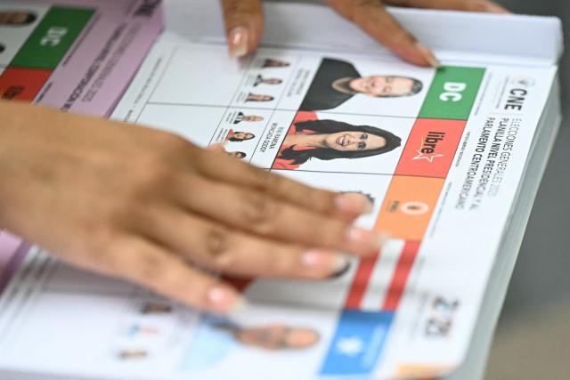 A woman votes during Honduras' general election at a polling station in Tegucigalpa on November 30, 2025. (Photo by Marvin RECINOS / AFP)