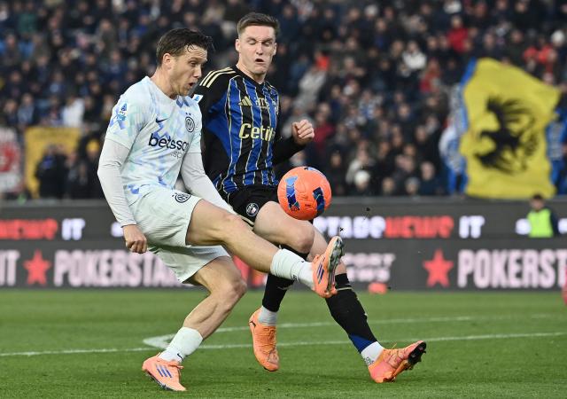 Inter Milan's Polish midfielder #07 Piotr Zielinski (L) and Pisa's Swiss midfielder #20 Michel Aebischer fight for the ball during the Italian Serie A football match between Pisa and Inter Milano at Arena Garibaldi Romeo Anconetani stadium in Pisa, on November 30, 2025. (Photo by Isabella BONOTTO / AFP)