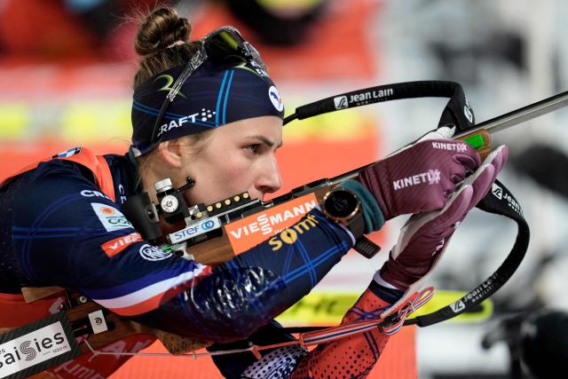 France's Justine Braisaz warms up at the shooting range prior to the mixed relay event of the IBU Biathlon World Cup in Oestersund, Sweden on November 30, 2025. (Photo by Bjorn LARSSON ROSVALL / TT NEWS AGENCY / AFP) / Sweden OUT