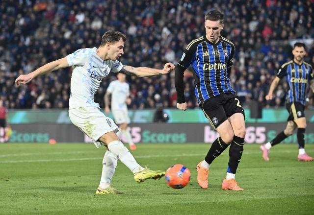 Inter Milan's Italian midfielder #23 Nicolo Barella (L) kicks the ball during the Italian Serie A football match between Pisa and Inter Milano at Arena Garibaldi Romeo Anconetani stadium in Pisa, on November 30, 2025. (Photo by Isabella BONOTTO / AFP)