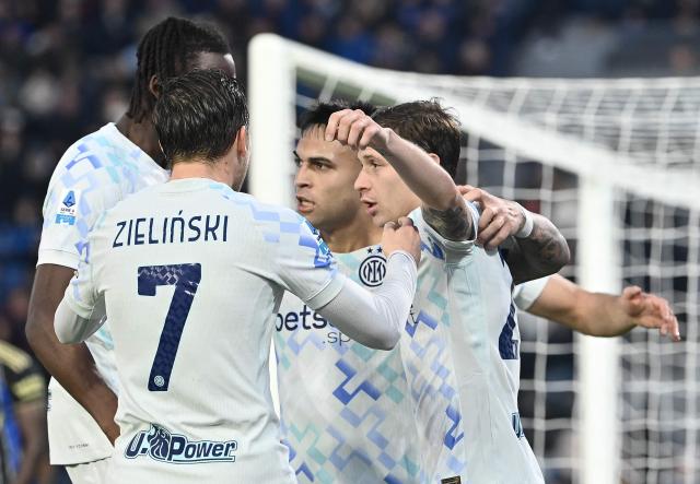 Inter Milan's Argentine forward #10 Lautaro Martinez (C) celebrates with teammates after scoring his team's second goal during the Italian Serie A football match between Pisa and Inter Milano at Arena Garibaldi Romeo Anconetani stadium in Pisa, on November 30, 2025. (Photo by Isabella BONOTTO / AFP)